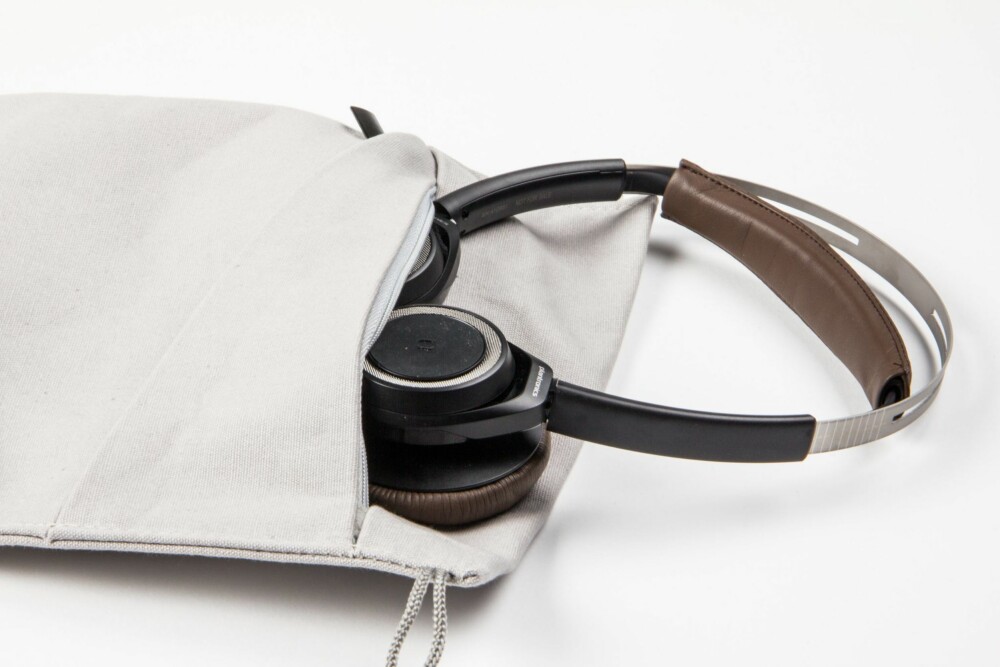 POSE: BackBeat Sense leveres med en praktisk pose når hodesettet skal puttes i sekken. POSE: BackBeat Sense leveres med en praktisk pose når hodesettet skal puttes i sekken.