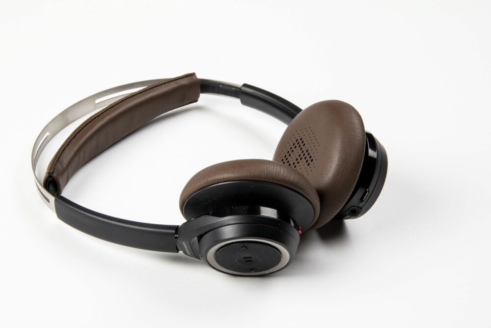 LETTE: BackBeat Sense veier kun 140 gram, noe som bidrar til den gode komforten. LETTE: BackBeat Sense veier kun 140 gram, noe som bidrar til den gode komforten.