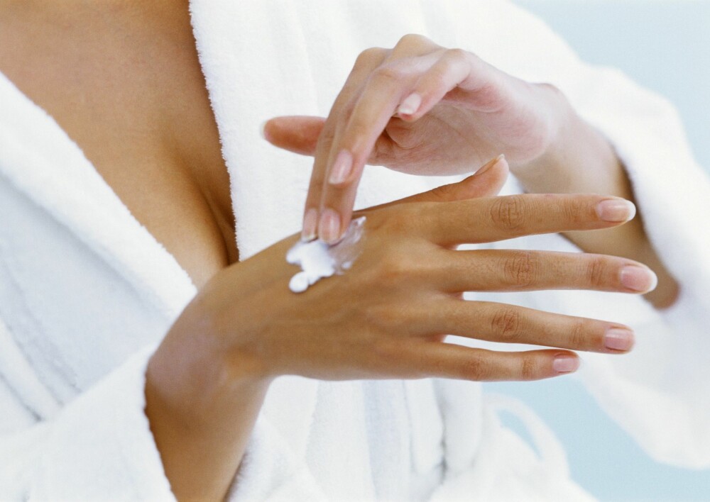TÅLER IKKE VARME: Oppbevar aldri kremen din på nederste hylle hvis du har varmekabler i gulvet på badet. Foto: Colourbox TÅLER IKKE VARME: Oppbevar aldri kremen din på nederste hylle hvis du har varmekabler i gulvet på badet. Foto: Colourbox