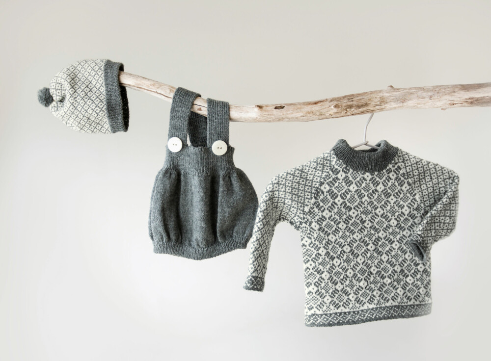 TREDELT: Romper, lue og genser i grått og hvitt. TREDELT: Romper, lue og genser i grått og hvitt.