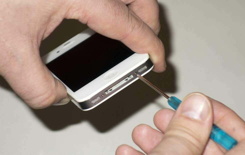 FIKS KNUST IPHONE: Frem til iPhone 5S var det relativt kurant å bytte skjerm selv, men på de nyere modellene er dette litt mer komplisert. En av grunnene er fingeravtrykksleseren som kom på iPhone 5s. FIKS KNUST IPHONE: Frem til iPhone 5S var det relativt kurant å bytte skjerm selv, men på de nyere modellene er dette litt mer komplisert. En av grunnene er fingeravtrykksleseren som kom på iPhone 5s.