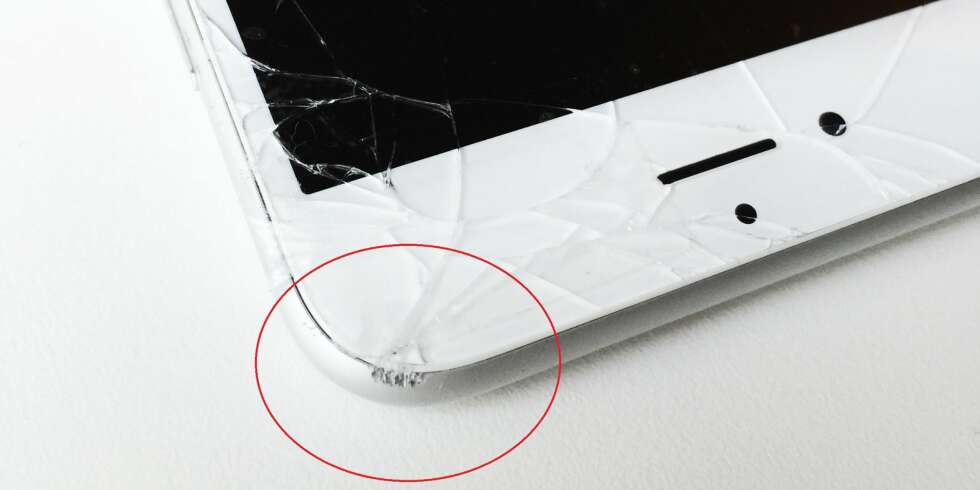 KNUST IPHONE: Mister du din iPhone og den lander på et hardt underlag, kan dette skje. Hva du bør gjøre med en knust iPhone-skjerm avhenger av flere forhold. KNUST IPHONE: Mister du din iPhone og den lander på et hardt underlag, kan dette skje. Hva du bør gjøre med en knust iPhone-skjerm avhenger av flere forhold.