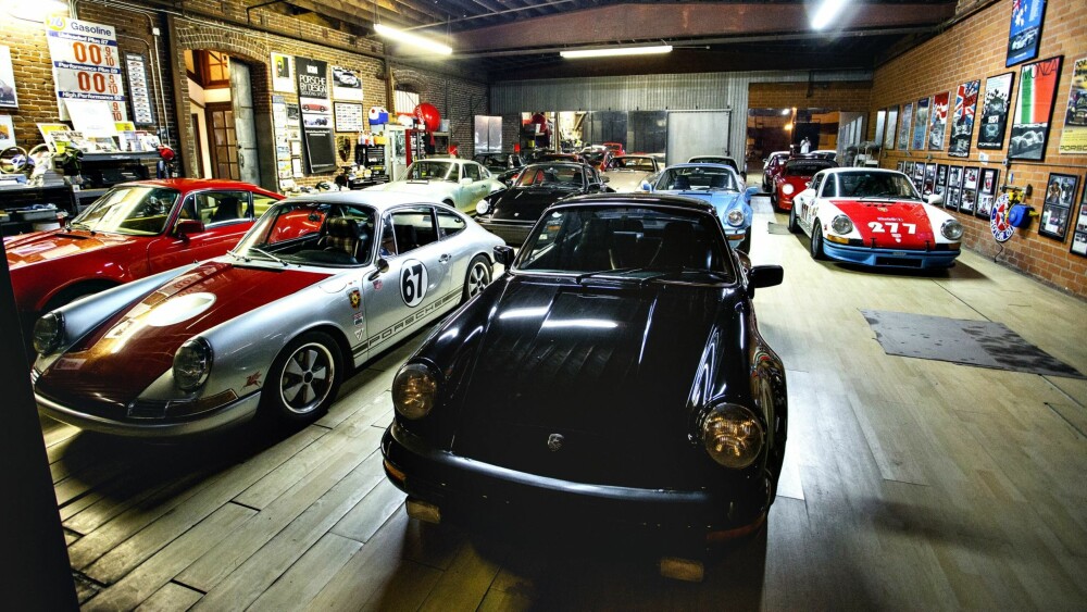 911: En samling at de
klassiske og ombygde
Porschene til Magnus
Walker i verkstedet hans
i Los Angeles. 911: En samling at de
klassiske og ombygde
Porschene til Magnus
Walker i verkstedet hans
i Los Angeles.