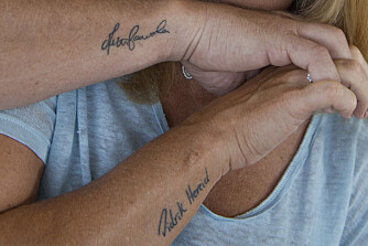 SIGNATUR: De to fikk tatovert den andres signatur på hånden. - Vi to hører sammen for resten av livet, sier Didrik og Mette. SIGNATUR: De to fikk tatovert den andres signatur på hånden. - Vi to hører sammen for resten av livet, sier Didrik og Mette.