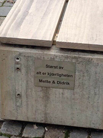 Sterkt symbol: Paret har sin egen kjærlighetsbenk i en gate i Stavanger. Sterkt symbol: Paret har sin egen kjærlighetsbenk i en gate i Stavanger.