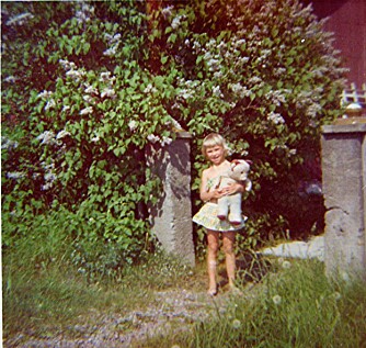ENSOMT BARN: Ingen ville leke med lille Heidi. Hun fant trøst i lekedyret «Bamse». ENSOMT BARN: Ingen ville leke med lille Heidi. Hun fant trøst i lekedyret «Bamse».