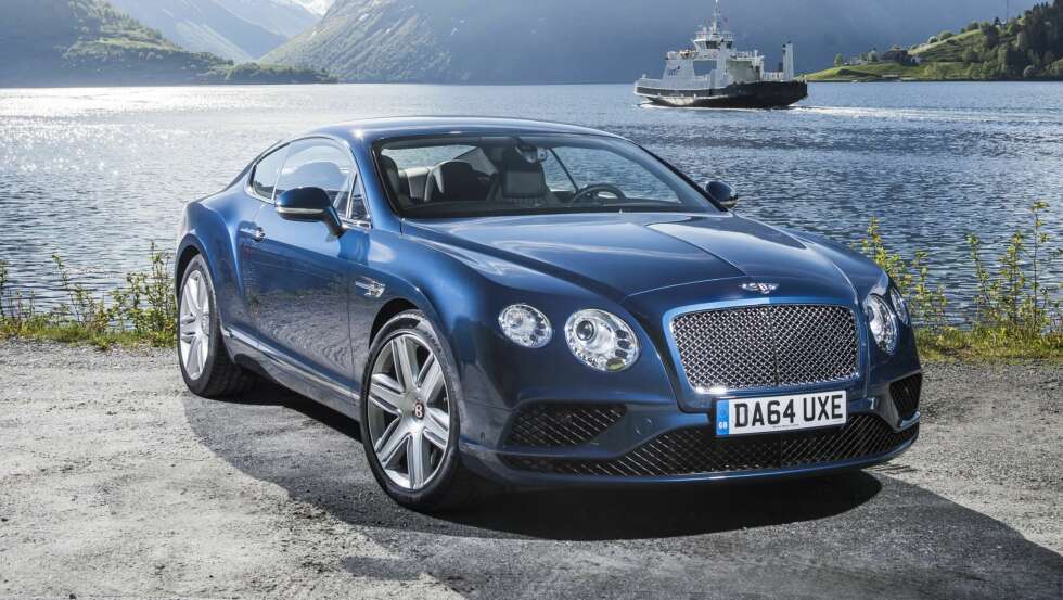 MF GOMA: Denne Bentley Continental GT V8 kom visst ikke med Fjord 1´s MF Goma (bak) mellom Leknes og Sæbø i Møre og Romsdal. MF GOMA: Denne Bentley Continental GT V8 kom visst ikke med Fjord 1´s MF Goma (bak) mellom Leknes og Sæbø i Møre og Romsdal.