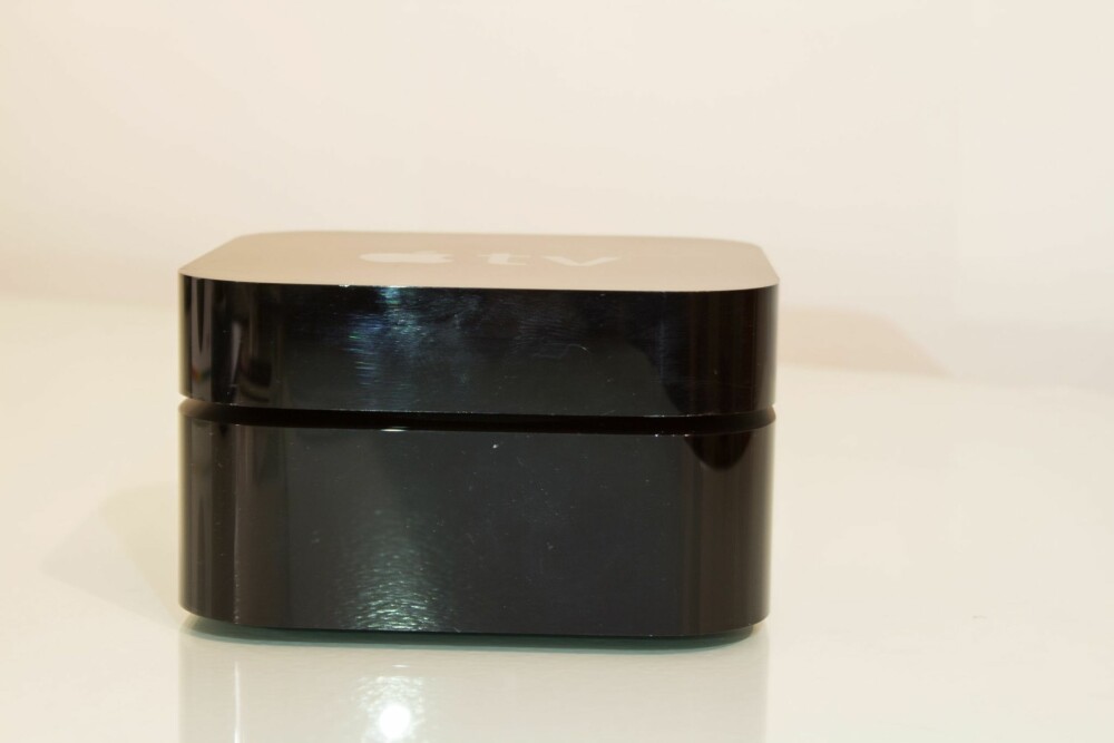 HØYERE: Nye Apple TV (2015) er cirka 43 prosent (10 mm) høyere enn 3. generasjon Apple TV fra 2012. HØYERE: Nye Apple TV (2015) er cirka 43 prosent (10 mm) høyere enn 3. generasjon Apple TV fra 2012.