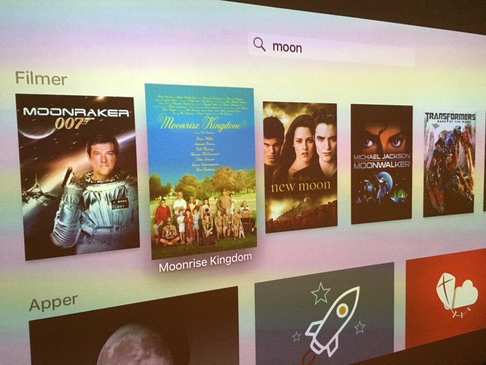SØK: Nye Apple TV har fått et universelt søk som søker apper og tjenester som støtter universelt søk. Forhåpentligvis vil dette snart også fungere med norsk stemmesøk med Siri. SØK: Nye Apple TV har fått et universelt søk som søker apper og tjenester som støtter universelt søk. Forhåpentligvis vil dette snart også fungere med norsk stemmesøk med Siri.