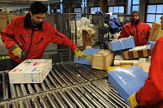 MANGE PAKKER: Det kommer svært mye netthandelspakker fra utlandet, så de nye reglene om forenklet fortolling sparer Posten og andre fraktselskaper for mye jobb. Det sparer du penger på. MANGE PAKKER: Det kommer svært mye netthandelspakker fra utlandet, så de nye reglene om forenklet fortolling sparer Posten og andre fraktselskaper for mye jobb. Det sparer du penger på.