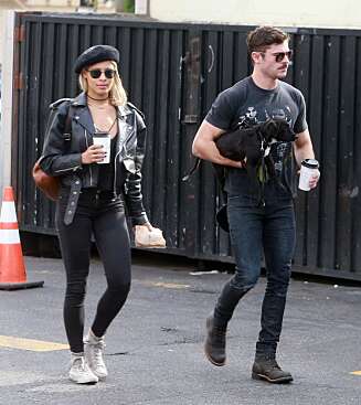 MATCHY-MATCHY: Er det innafor å ha like stramme jeans som kjæresten din..? Zac Efron synes tydeligvis det. MATCHY-MATCHY: Er det innafor å ha like stramme jeans som kjæresten din..? Zac Efron synes tydeligvis det.