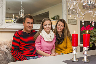 JUL: Snart står en ny julefeiring for døren for familien Brattbakk Johnsen i Mosjøen. Fra høyre pappa Jan Brattbakk (42), Emilie Brattbakk Johnsen (17) og mamma Linn Hege Johnsen (37) . JUL: Snart står en ny julefeiring for døren for familien Brattbakk Johnsen i Mosjøen. Fra høyre pappa Jan Brattbakk (42), Emilie Brattbakk Johnsen (17) og mamma Linn Hege Johnsen (37) .