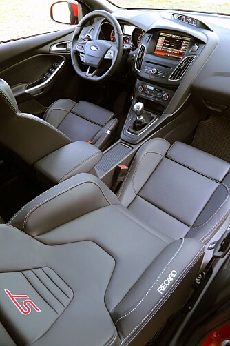 BRUKSKUNST: Recaro-setene i Focusen er både pene og behagelige, men det viktigste er at de gir all den støtten man trenger i en bil som dette. BRUKSKUNST: Recaro-setene i Focusen er både pene og behagelige, men det viktigste er at de gir all den støtten man trenger i en bil som dette.