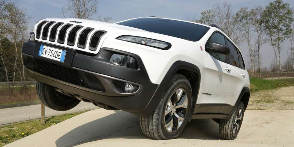 TØFFE MÅL: Jeep-importøren har som mål å selge 400 Jeep Cherokee i år. Bildet viser den tøffeste versjonen Trailhawk som ikke blir tilgjengelig med det aller første. FOTO: Jeep TØFFE MÅL: Jeep-importøren har som mål å selge 400 Jeep Cherokee i år. Bildet viser den tøffeste versjonen Trailhawk som ikke blir tilgjengelig med det aller første. FOTO: Jeep