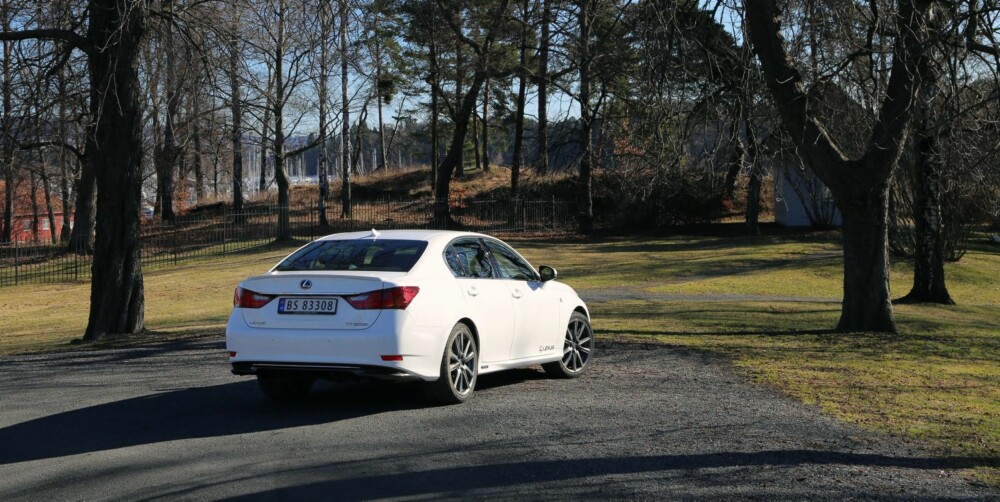 SKILLER SEG FRA MENGDEN: Lexus tør gå egne veier på design, og GS-modellen er etter vår mening den mest vellykkede til nå. SKILLER SEG FRA MENGDEN: Lexus tør gå egne veier på design, og GS-modellen er etter vår mening den mest vellykkede til nå.