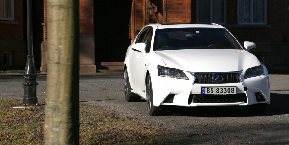 NOE FOR SEG SELV: Mens du møter en Tesla på hvert gatehjørne, vil nok Lexus GS 300h være et mer sjeldent innslag i gatebildet. NOE FOR SEG SELV: Mens du møter en Tesla på hvert gatehjørne, vil nok Lexus GS 300h være et mer sjeldent innslag i gatebildet.