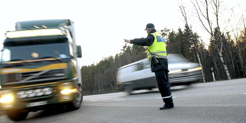 PRIKK FOR Å LIGGE TETT PÅ: Å ligge for tett på bilen foran, gir prikk i førerkortet om du blir tatt for det. PRIKK FOR Å LIGGE TETT PÅ: Å ligge for tett på bilen foran, gir prikk i førerkortet om du blir tatt for det.