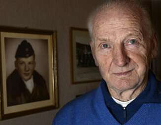 maktesløs: Magne Uv foran portettet av seg selv som ung flyger. Han husker godt natten for 48 år siden da han forgjeves forsøkte å vekke liv i Klaus Lehnert. maktesløs: Magne Uv foran portettet av seg selv som ung flyger. Han husker godt natten for 48 år siden da han forgjeves forsøkte å vekke liv i Klaus Lehnert.