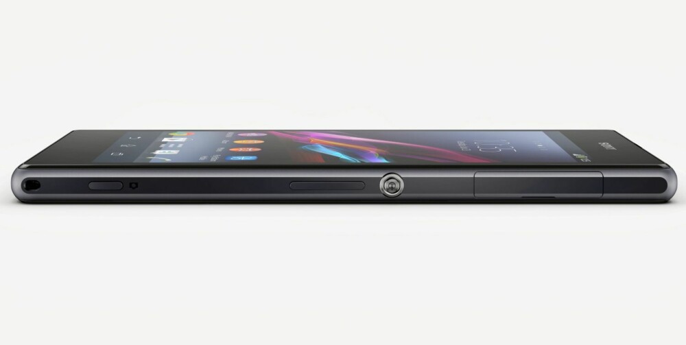 TYNN: Xperia Z1 er stor og tung, men tykkelsen er kun 8,5 mm og telefonen er helt flat på baksiden slik at den ligger i ro når du bruker den på et flatt underlag. TYNN: Xperia Z1 er stor og tung, men tykkelsen er kun 8,5 mm og telefonen er helt flat på baksiden slik at den ligger i ro når du bruker den på et flatt underlag.