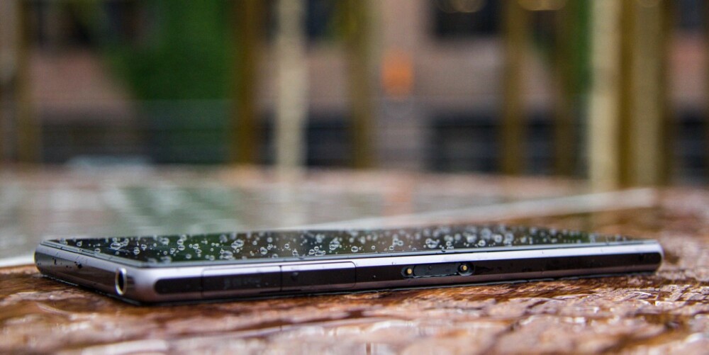 REGN: Så lenge dekslene på Xperia Z1 er lukket, kan du trygt bruke mobilen ute i regnvær. Du kan også ta bilder ned til 1,5 meter under vann. REGN: Så lenge dekslene på Xperia Z1 er lukket, kan du trygt bruke mobilen ute i regnvær. Du kan også ta bilder ned til 1,5 meter under vann.