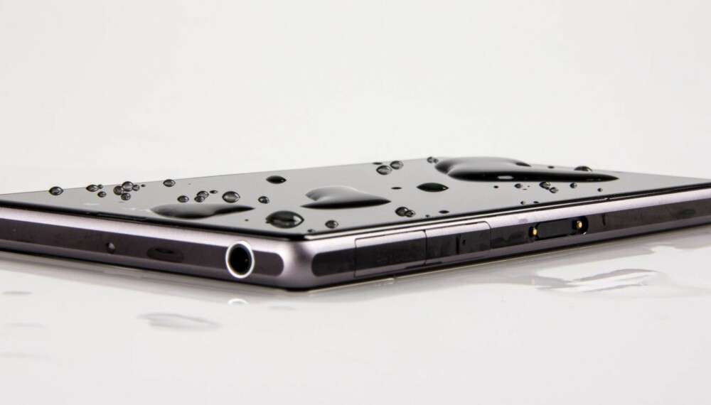 I DUSJEN: Xperia Z1 kan du ta med deg i dusjen om du vil. I DUSJEN: Xperia Z1 kan du ta med deg i dusjen om du vil.