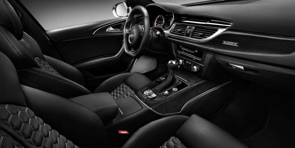 RS-PYNT: Hvite instrumentskiver, seter i skinn og alcantara, svart tak og karbondeksler er med i Audi RS6-pakken. FOTO: Audi RS-PYNT: Hvite instrumentskiver, seter i skinn og alcantara, svart tak og karbondeksler er med i Audi RS6-pakken. FOTO: Audi