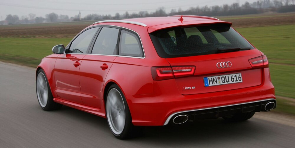 FAMILIERACER: Audi RS 6 har styling nok til at du tydelig ser at det er noe ekstra ved bilen, men ikke så mye at det tipper over. Eksoslyden er tysk ingeniørkunst. De keramiske bremsene koster 92 860 kroner. FOTO: Audi FAMILIERACER: Audi RS 6 har styling nok til at du tydelig ser at det er noe ekstra ved bilen, men ikke så mye at det tipper over. Eksoslyden er tysk ingeniørkunst. De keramiske bremsene koster 92 860 kroner. FOTO: Audi