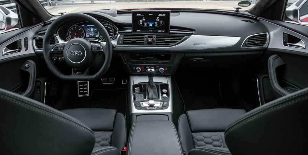 PÅKOSTET: Førermiljøet minner veldig mye om en påkostet vanlig A6, men en rekke detaljer minner deg om at du kjører noe helt spesielt. Hvis du noensinne skulle glemme det. FOTO: Audi PÅKOSTET: Førermiljøet minner veldig mye om en påkostet vanlig A6, men en rekke detaljer minner deg om at du kjører noe helt spesielt. Hvis du noensinne skulle glemme det. FOTO: Audi