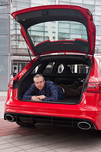 HVILE LITT: Trenger du å strekke på gassfoten etter en hard dag i RS 6, kan du gjøre det i bagasjerommet. Praktisk. FOTO: Thomas Sagmeister/Audi HVILE LITT: Trenger du å strekke på gassfoten etter en hard dag i RS 6, kan du gjøre det i bagasjerommet. Praktisk. FOTO: Thomas Sagmeister/Audi