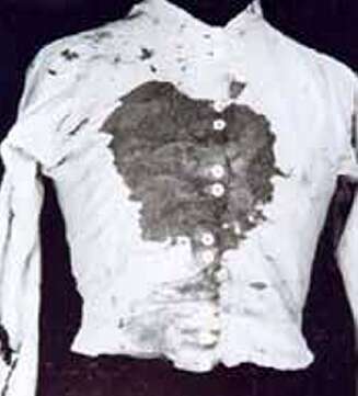 Rigmor Johnsens bluse var stenket av blod. Rigmor Johnsens bluse var stenket av blod.