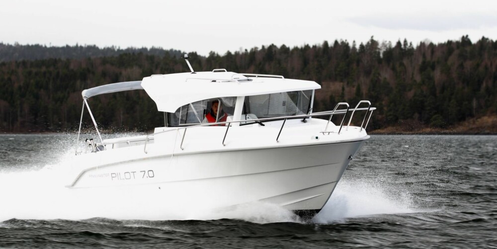 PASSER: Alt-i-ett-båten Pilot7.0 fra finske Finnmaster passer ganske enkelt godt inn i den norske skjærgården. FOTO: Egil Nordlien HM Foto PASSER: Alt-i-ett-båten Pilot7.0 fra finske Finnmaster passer ganske enkelt godt inn i den norske skjærgården. FOTO: Egil Nordlien HM Foto
