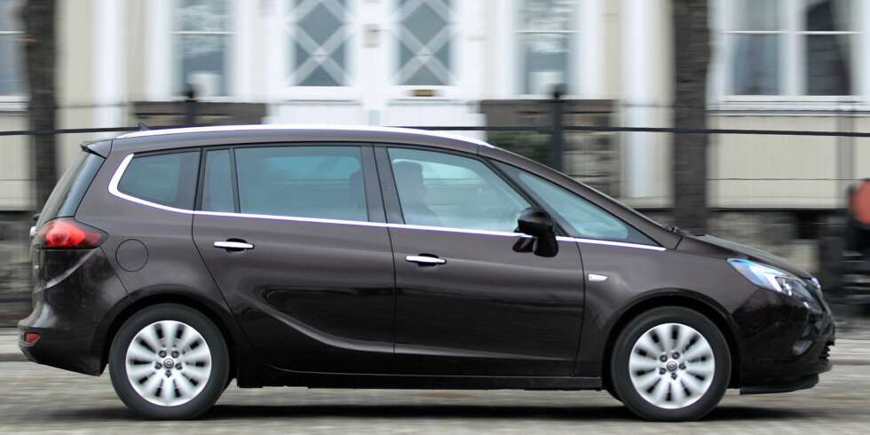 SPAGATEN: Opel prøver seg på en klassisk spagat. Ikke bare skal løsningene være enda mer praktiske, bilen skal samtidig ha mer stil og mer kjøreglede. Alle skal få sitt, uansett om de sitter i første eller tredje seterad. Foto: Egil Nordlien, HM Foto SPAGATEN: Opel prøver seg på en klassisk spagat. Ikke bare skal løsningene være enda mer praktiske, bilen skal samtidig ha mer stil og mer kjøreglede. Alle skal få sitt, uansett om de sitter i første eller tredje seterad. Foto: Egil Nordlien, HM Foto