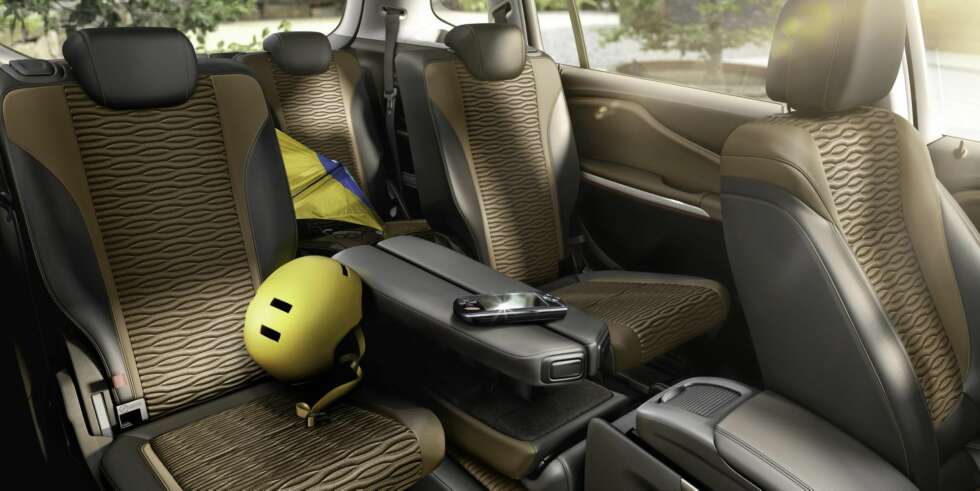 LOUNGE: I en Zafira med Lounge kan setene på rad to skyves ekstra langt bakover og litt inn mot midten. Benplassen blir neste overdrevent stor. Foto: Opel LOUNGE: I en Zafira med Lounge kan setene på rad to skyves ekstra langt bakover og litt inn mot midten. Benplassen blir neste overdrevent stor. Foto: Opel