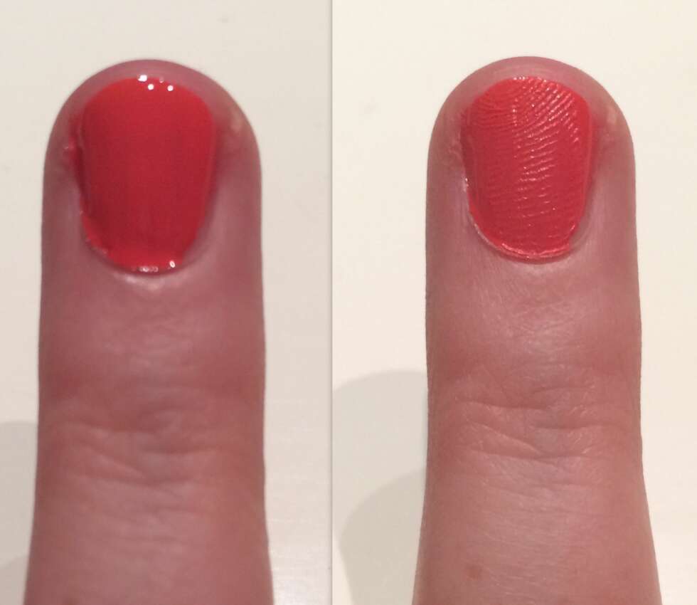UTEN HJELPEMIDDEL: Neglelakken ble selvsagt testet for fingeravtrykkmerke, helt uten hjelpemidler for å tørke fortere, og fikk ikke overraskende et tydelig merke og hakk, men faktisk ikke like ille som testens verste! UTEN HJELPEMIDDEL: Neglelakken ble selvsagt testet for fingeravtrykkmerke, helt uten hjelpemidler for å tørke fortere, og fikk ikke overraskende et tydelig merke og hakk, men faktisk ikke like ille som testens verste!