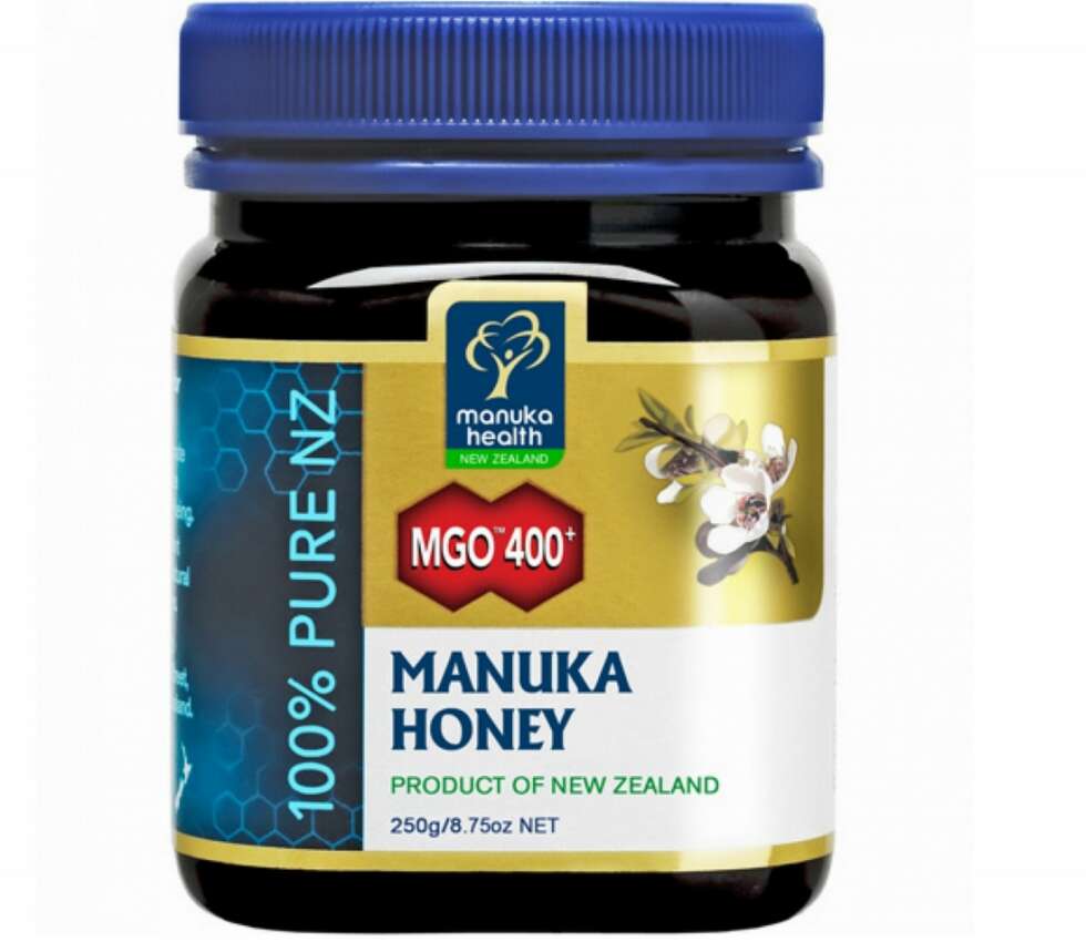 MANUKA-HONNING: - Aloe vera er uten tvil noe av det aller beste mot solbrent og irritert hud, i tillegg til at den også fukter bra. En litt bedre bevart hemmelighet, derimot, er at Manuka-honning også fungerer ypperlig på brent hud, tipse Christina Slette Johnsen, helse- og livsstilsbloggeren fra lovelyliller.com. MANUKA-HONNING: - Aloe vera er uten tvil noe av det aller beste mot solbrent og irritert hud, i tillegg til at den også fukter bra. En litt bedre bevart hemmelighet, derimot, er at Manuka-honning også fungerer ypperlig på brent hud, tipse Christina Slette Johnsen, helse- og livsstilsbloggeren fra lovelyliller.com.