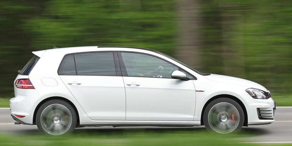 RASK: Fra siden viser store hjul og røde kalipere at det er noe ekstra med GTI. Den virkelige forskjellen kjenner du imidlertid først når du gir gass: Med 230 hk er VW Golf GTI svært rask. FOTO: Petter Handeland RASK: Fra siden viser store hjul og røde kalipere at det er noe ekstra med GTI. Den virkelige forskjellen kjenner du imidlertid først når du gir gass: Med 230 hk er VW Golf GTI svært rask. FOTO: Petter Handeland
