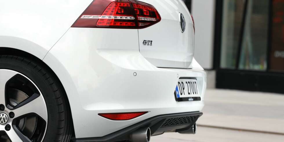 POLERT YTRE: Bak har Golf GTI litt mørkere lykter enn en vanlig Golf, to eksosrør og en liten diffusor. Også bak har den ventilerte bremseskiver. Sportsunderstell er standard. FOTO: Petter Handeland POLERT YTRE: Bak har Golf GTI litt mørkere lykter enn en vanlig Golf, to eksosrør og en liten diffusor. Også bak har den ventilerte bremseskiver. Sportsunderstell er standard. FOTO: Petter Handeland
