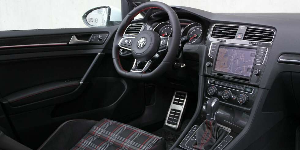 MODERNE: VW Golf GTI har en god utstyrspakke som standard. Innvendig er den pyntet med røde linjer i dørene og røde sømmer på ratt og ved girspaken. Skjermen gir moderne følelse og god brukskomfort. FOTO: Petter Handeland MODERNE: VW Golf GTI har en god utstyrspakke som standard. Innvendig er den pyntet med røde linjer i dørene og røde sømmer på ratt og ved girspaken. Skjermen gir moderne følelse og god brukskomfort. FOTO: Petter Handeland