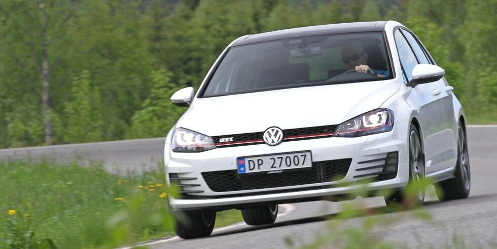 LITT BARSKERE: VW Golf GTI er senket, men ser ikke lav ut. I nedre del av nstøtfangeren er luftinntaket større, og tåkelysene er utstyrt med ""finner"". En rød strek går fra lykt til lykt. FOTO: Petter Handeland LITT BARSKERE: VW Golf GTI er senket, men ser ikke lav ut. I nedre del av nstøtfangeren er luftinntaket større, og tåkelysene er utstyrt med ""finner"". En rød strek går fra lykt til lykt. FOTO: Petter Handeland
