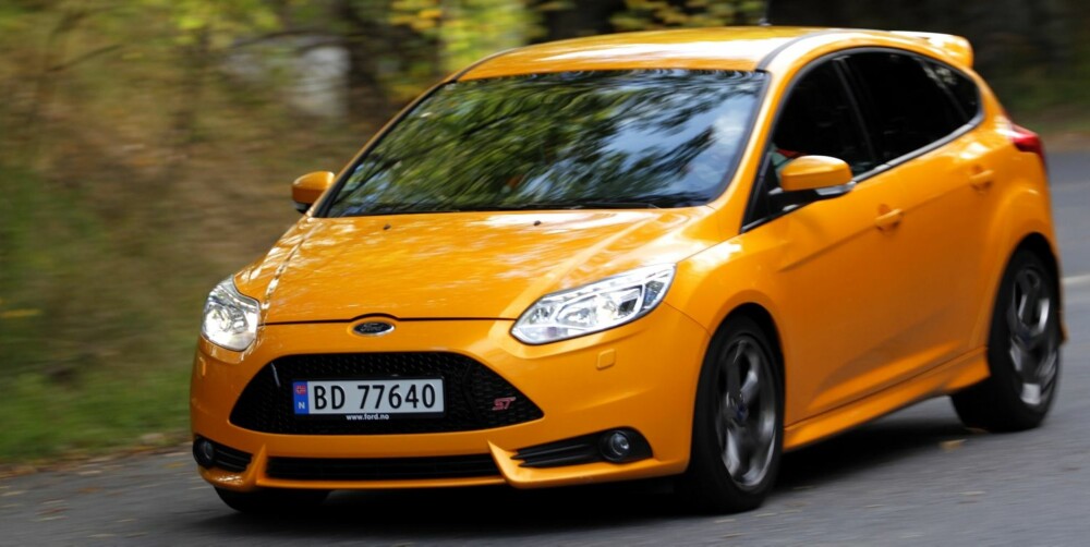 KANLLFARGE: Den guloransje lakken er reservert for Ford Focus ST. Den sikrer deg full oppmerksomhet. Focus ST har dessuten sin egen grill og støtfanger sammenlignet med vanlige Focus-modeller. 18-tommer hjul er standard. FOTO: Egil Nordlien, HM Foto KANLLFARGE: Den guloransje lakken er reservert for Ford Focus ST. Den sikrer deg full oppmerksomhet. Focus ST har dessuten sin egen grill og støtfanger sammenlignet med vanlige Focus-modeller. 18-tommer hjul er standard. FOTO: Egil Nordlien, HM Foto