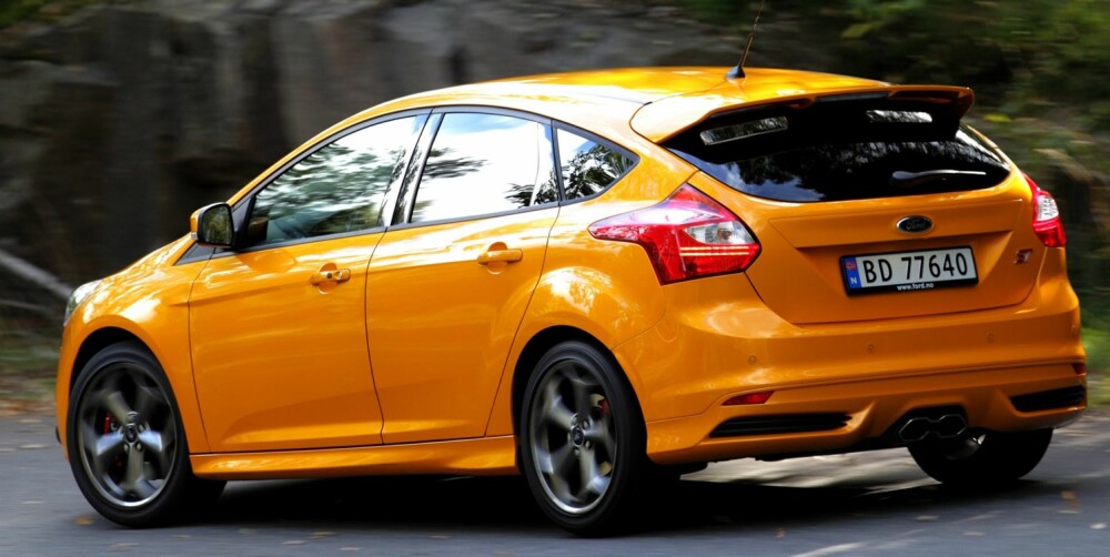 SPORTSPYNT: Bak har Ford Focus ST blant annet hekkspoiler og senterplasserte eksosrør. Understellet er fast og skiller seg fra en standard-Focus i både elektronikk og mekanikk. FOTO: Egil Nordlien, HM Foto SPORTSPYNT: Bak har Ford Focus ST blant annet hekkspoiler og senterplasserte eksosrør. Understellet er fast og skiller seg fra en standard-Focus i både elektronikk og mekanikk. FOTO: Egil Nordlien, HM Foto