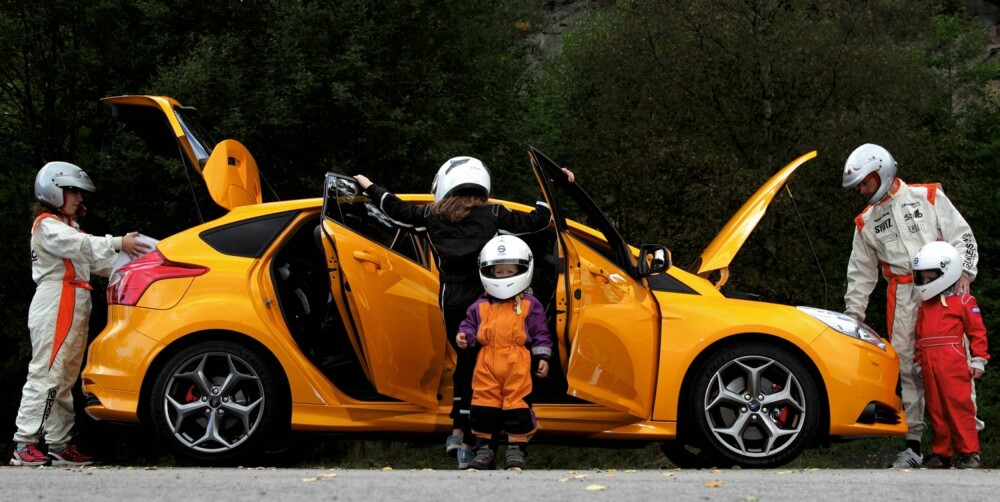 INSPEKSJON: Kan en så rask bil som Ford Focus ST også duge som familiebil? Ja, men det krever en litt sportslig innstilling. FOTO: Egil Nordlien, HM Foto INSPEKSJON: Kan en så rask bil som Ford Focus ST også duge som familiebil? Ja, men det krever en litt sportslig innstilling. FOTO: Egil Nordlien, HM Foto