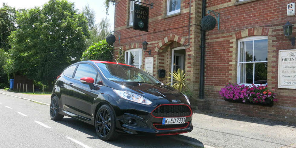 FARGER: Ford Fiesta Black utenfor The Green Man. FOTO: Martin Jansen FARGER: Ford Fiesta Black utenfor The Green Man. FOTO: Martin Jansen
