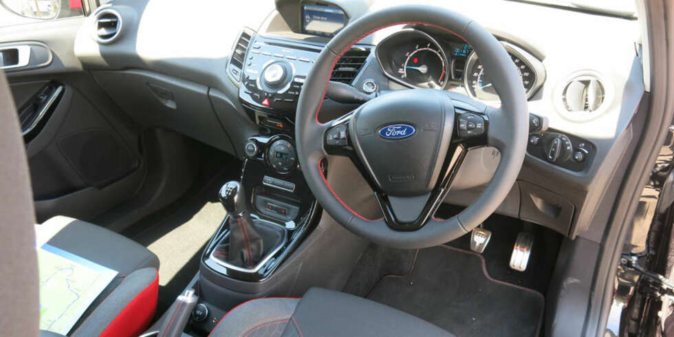 KNAPPEJUNGEL: Ford Fiesta Black kommer med det gamle dashbordoppsettet. FOTO: Martin Jansen KNAPPEJUNGEL: Ford Fiesta Black kommer med det gamle dashbordoppsettet. FOTO: Martin Jansen