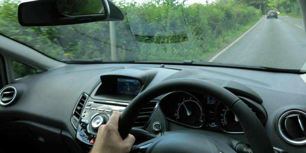 FEIL SIDE: Rattet er på feil side og vi kjører på feil side, men bilen er ikke feil. FOTO: Martin Jansen FEIL SIDE: Rattet er på feil side og vi kjører på feil side, men bilen er ikke feil. FOTO: Martin Jansen