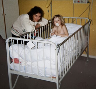 PÅ RIKSHOSPITALET: Mamma Inger-Lise og lille Malin i 1988. Malin er bare tre år, men har akkurat gjennomført sin andre hjerteoperasjon. (Foto: Privat) PÅ RIKSHOSPITALET: Mamma Inger-Lise og lille Malin i 1988. Malin er bare tre år, men har akkurat gjennomført sin andre hjerteoperasjon. (Foto: Privat)