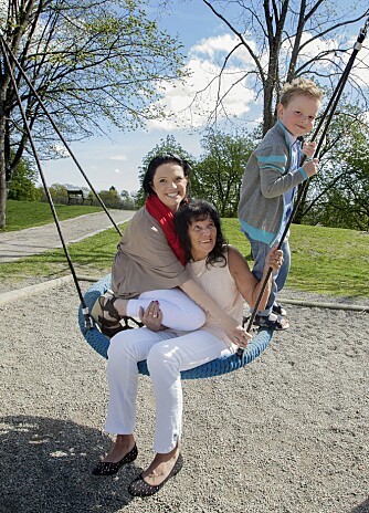 GO'GUTTEN: Mamma Inger-Lise, Malin og sønnen hennes Fillip morer seg i en huske i Gamlebyen i Fredrikstad. (Foto: Anne Elisabeth Næss) GO'GUTTEN: Mamma Inger-Lise, Malin og sønnen hennes Fillip morer seg i en huske i Gamlebyen i Fredrikstad. (Foto: Anne Elisabeth Næss)
