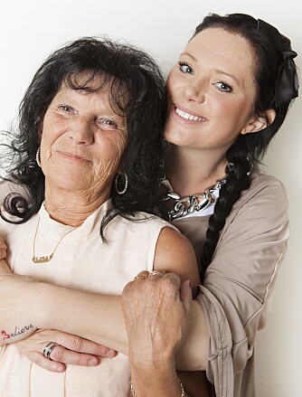 TETTE BÅND: Mor og datter - men også bestevenninner - i latter og spøk. (Foto: Anne Elisabeth Næss) TETTE BÅND: Mor og datter - men også bestevenninner - i latter og spøk. (Foto: Anne Elisabeth Næss)