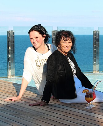 CRUISE-DRØMMEN: - Å være på cruise har vært en helt fantastisk opplevelse. Vi har kost oss masse sammen, Malin og jeg, sier en fornøyd Inger-Lise. (Foto: Jane Holma) CRUISE-DRØMMEN: - Å være på cruise har vært en helt fantastisk opplevelse. Vi har kost oss masse sammen, Malin og jeg, sier en fornøyd Inger-Lise. (Foto: Jane Holma)