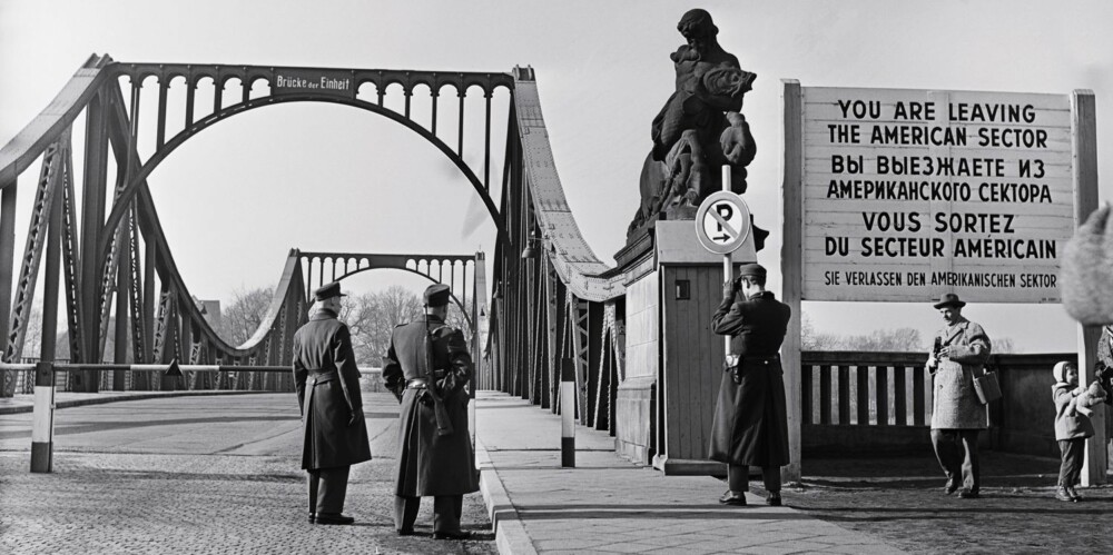 Glienicker-brua mellom Berlin og Potsdam i 1962, der mange agentutvekslinger foregikk. Det var iskald krig og spionene hadde travle dager. Glienicker-brua mellom Berlin og Potsdam i 1962, der mange agentutvekslinger foregikk. Det var iskald krig og spionene hadde travle dager.